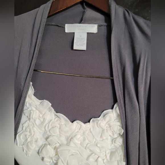 Grey and ivory top - Picture 3 of 4